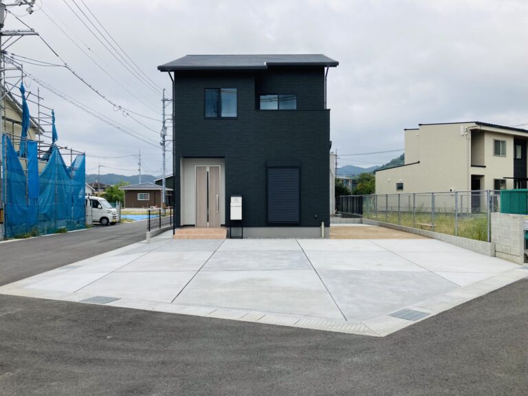 どこからでも駐車可能な角地に注文住宅♪ の施工写真 3
