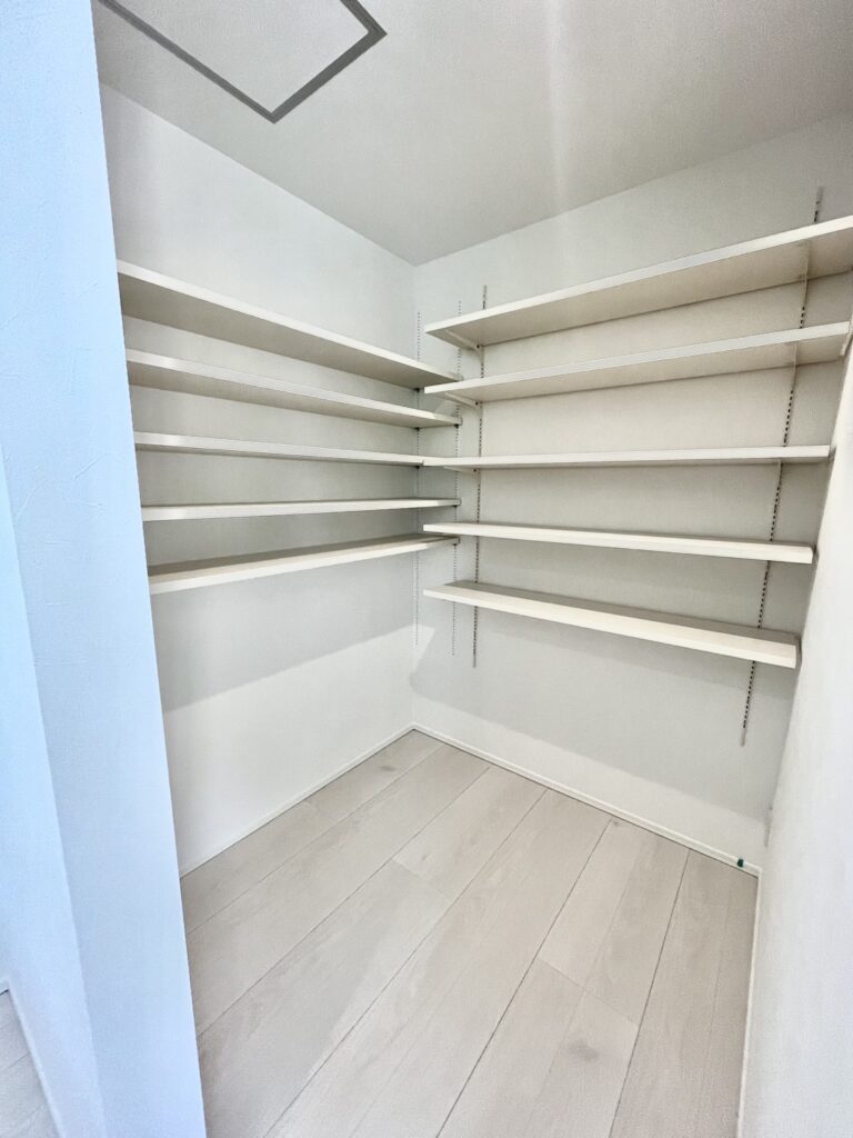 2階リビングにある大きな窓で広々開放感 の施工写真 4
