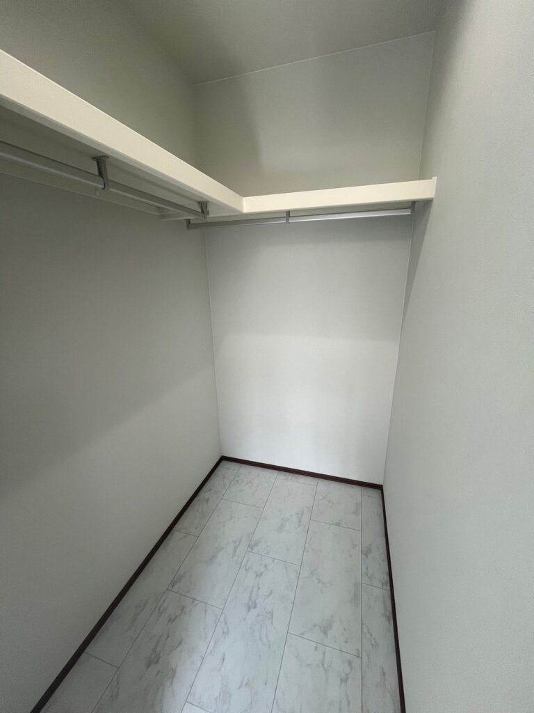 大理石調の床でシックな内装 の施工写真 9