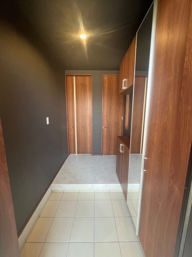 大理石調の床でシックな内装 の施工写真 2