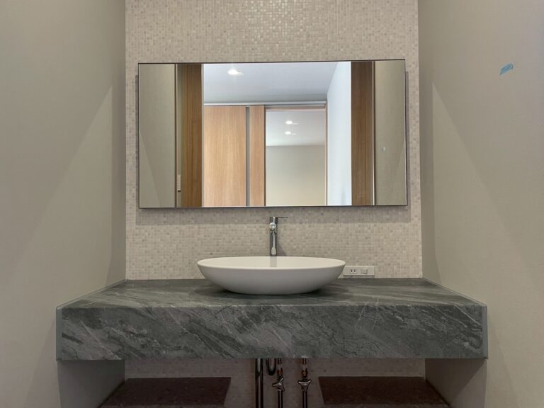 オープン階段が目を引く、開放感あふれるお住まい の施工写真 5
