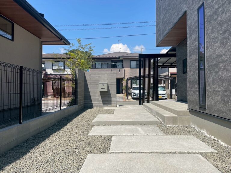 建物と調和する、モダンで洗練された外構 の施工写真 5