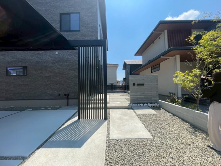 建物と調和する、モダンで洗練された外構 の施工写真 1