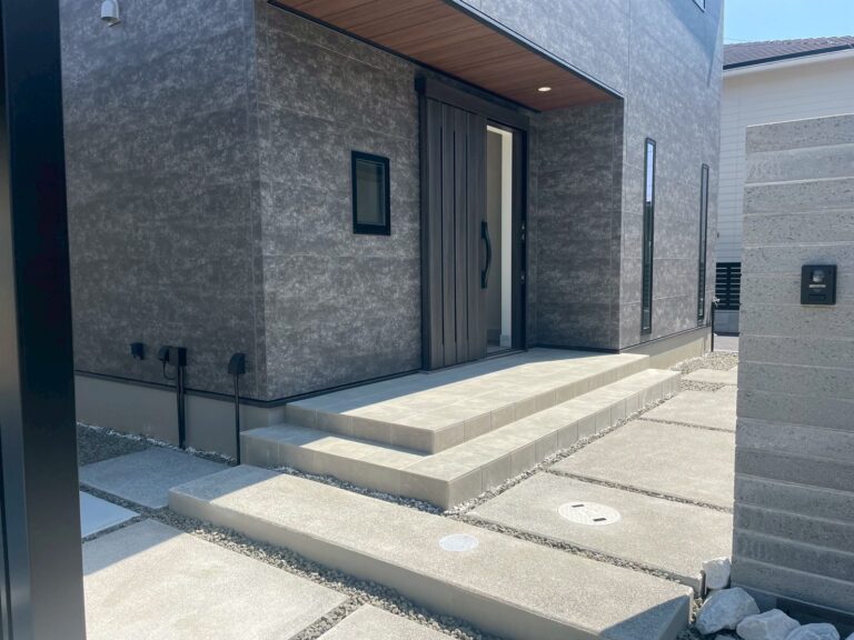 建物と調和する、モダンで洗練された外構 の施工写真 4