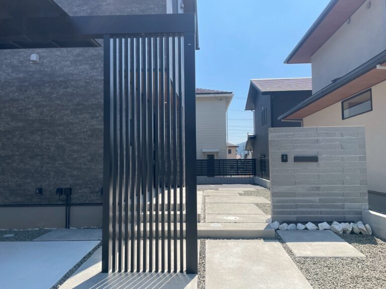 建物と調和する、モダンで洗練された外構 の施工写真 2