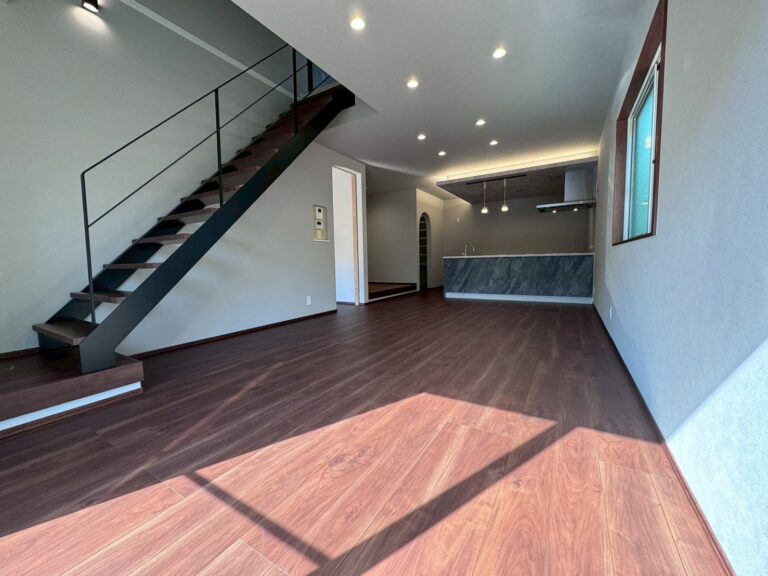 オープン階段が目を引く、開放感あふれるお住まい