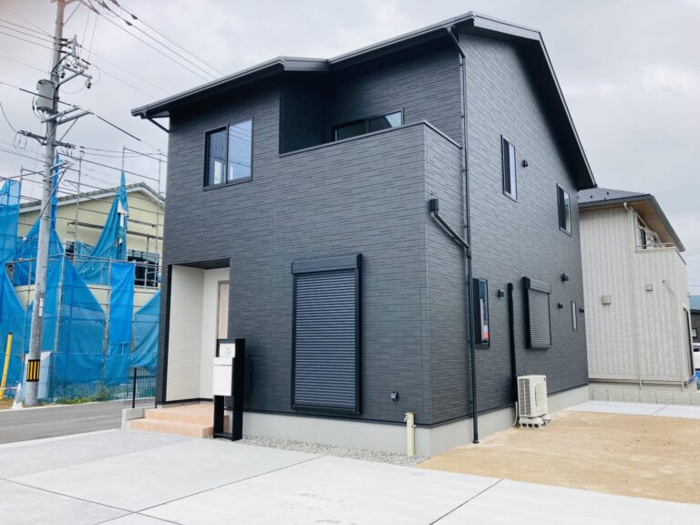 どこからでも駐車可能な角地に注文住宅♪