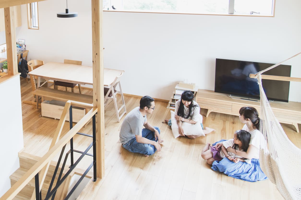リフォームWAZA後のリビングで遊ぶ子どもたち