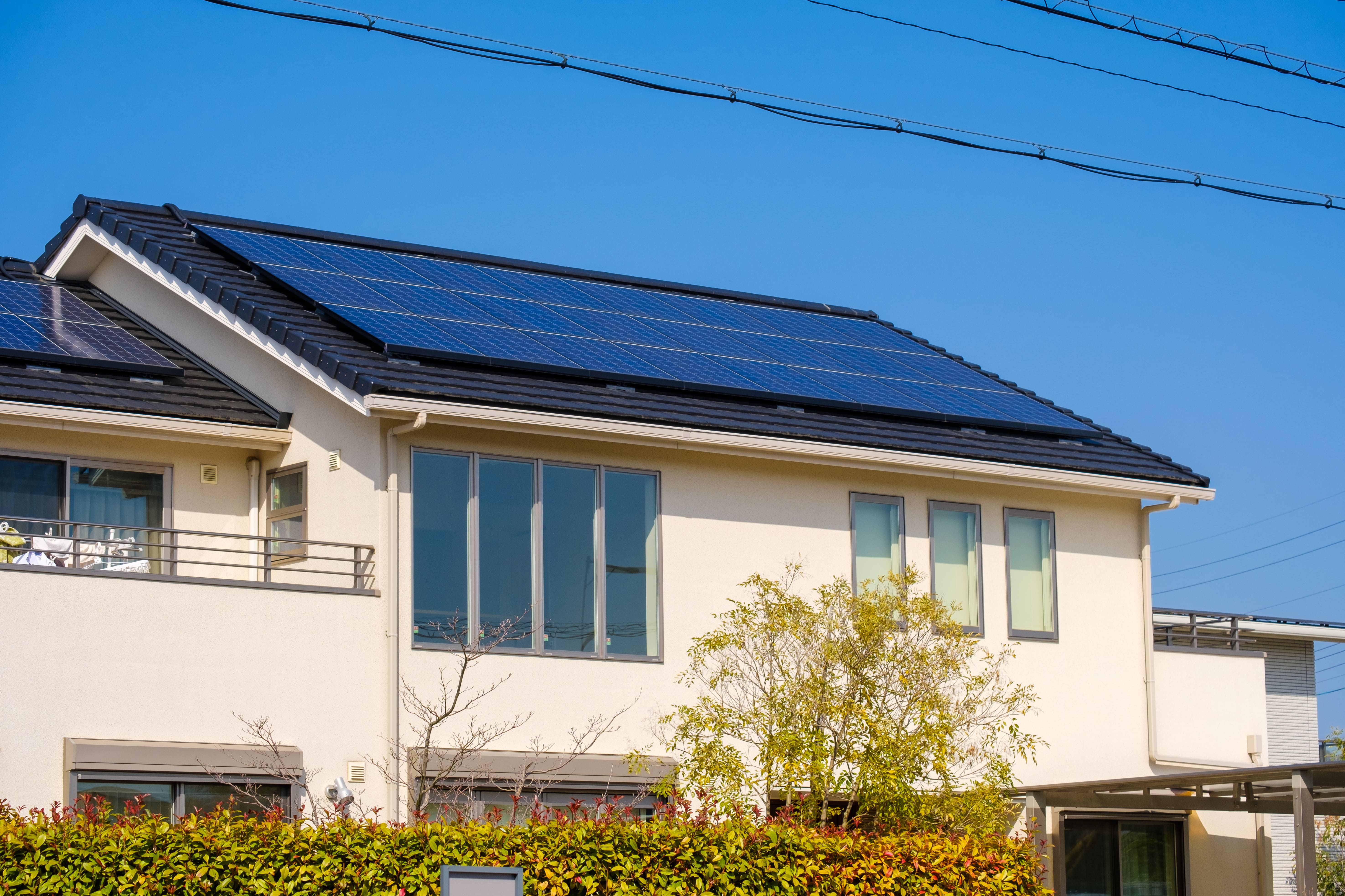 屋根に太陽光発電システムを設置した住宅