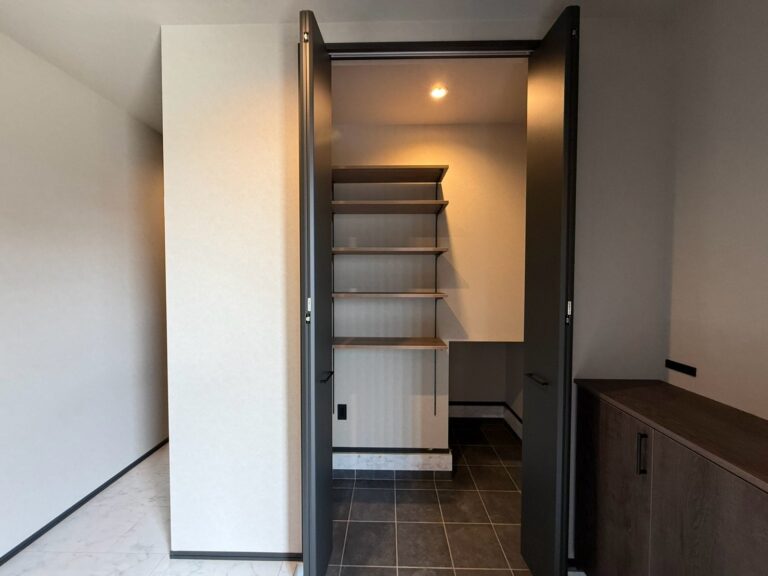 収納力と家事動線、そしてデザイン性にもこだわった、暮らしやすさが詰まった住まい の施工写真 4