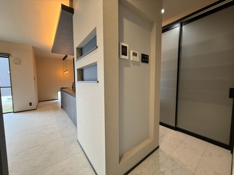 収納力と家事動線、そしてデザイン性にもこだわった、暮らしやすさが詰まった住まい の施工写真 5