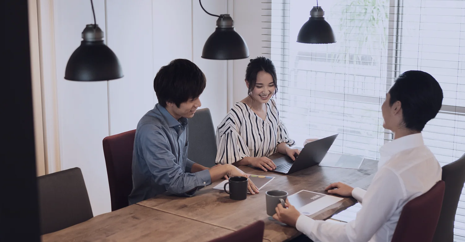 住宅ローンの相談を受けるアドバイザーとお客様